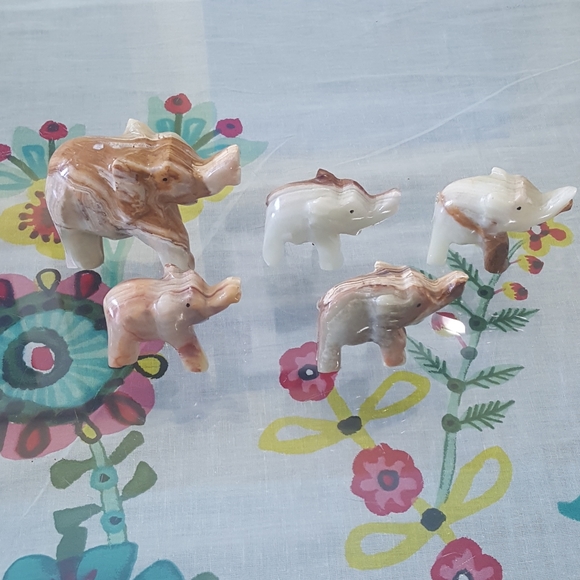 Gorgeous Banded Onyx Elephant Crystal Carving - Picture 3 of 5